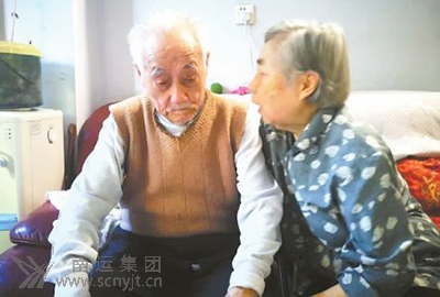 曹守成接受記者采訪時,他的老伴當(dāng)起了“翻譯”.jpg
